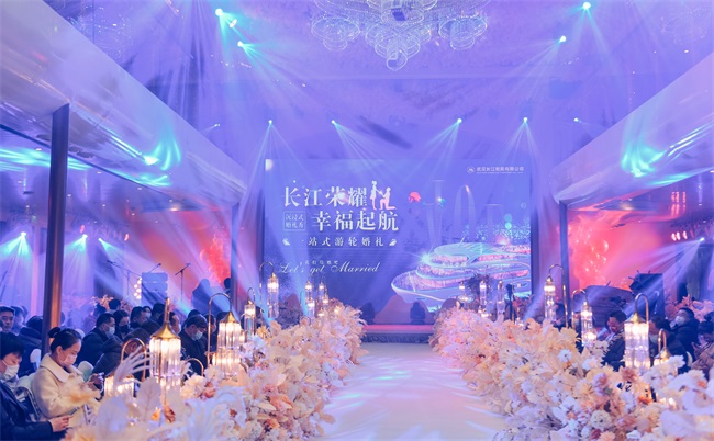 船于江中行，人在畫(huà)中游，是沉浸式郵輪婚禮給的浪漫